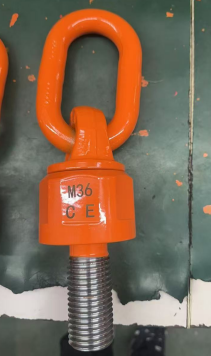 旋转吊环与链条索具配合使用完成发动机吊装作业